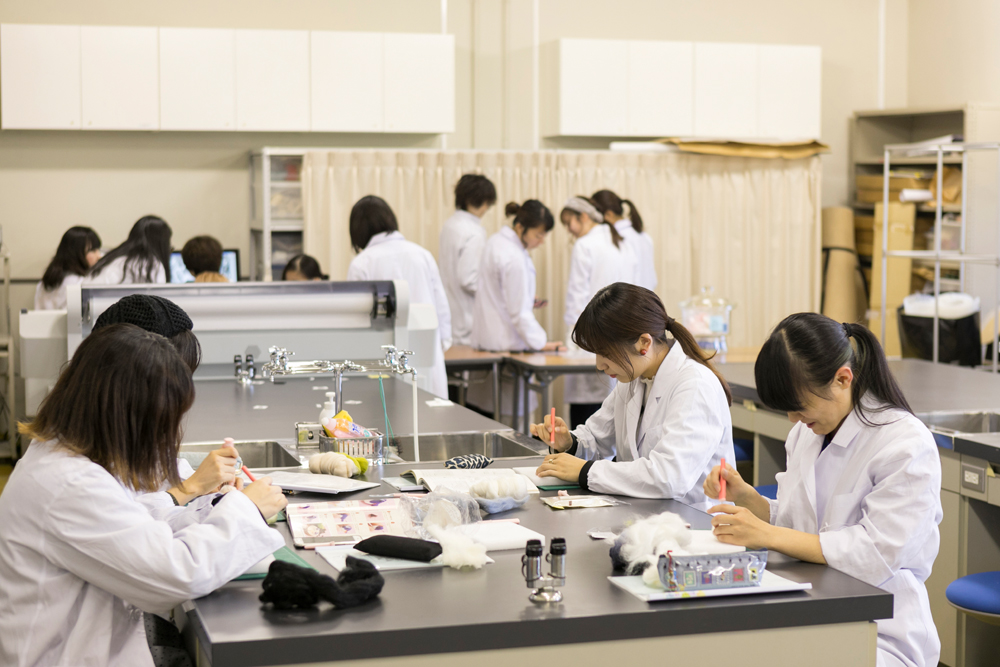 B校舎(アパレル材料実験室)