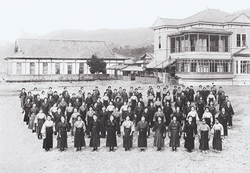 京都女子高等専門学校の全校生徒。右が錦華殿、左が本館講堂（大正10年）