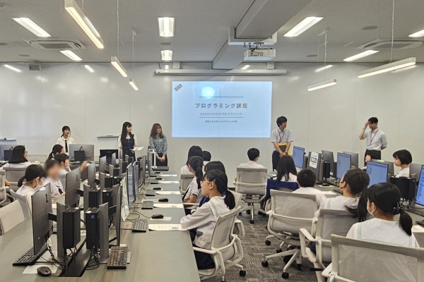 【データサイエンス学部】【データサイエンス研究所】京都女子大学附属小学校の児童の皆さんを対象としたプログラミング講座を実施しました（データサイエンスキャラバン隊）のサムネイル