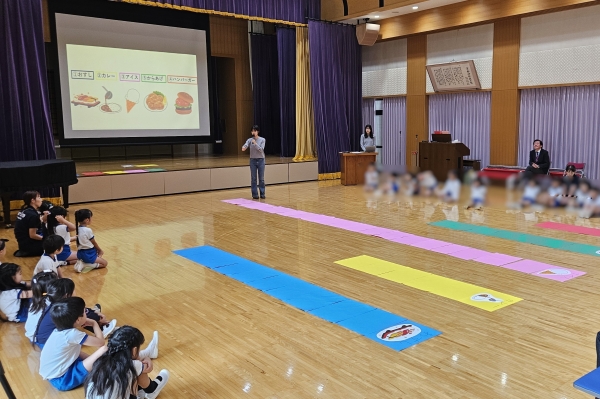 【データサイエンス学部】【データサイエンス研究所】京都幼稚園の園児の皆さんを対象としたデータサイエンス体験講座を実施しました（データサイエンスキャラバン隊）のサムネイル