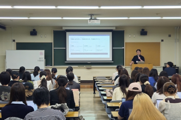 【データサイエンス学部】必修科目「データサイエンス基礎演習Ⅰ」にて企業・行政でのデータサイエンス利活用についてご講演いただきました －その1－のサムネイル