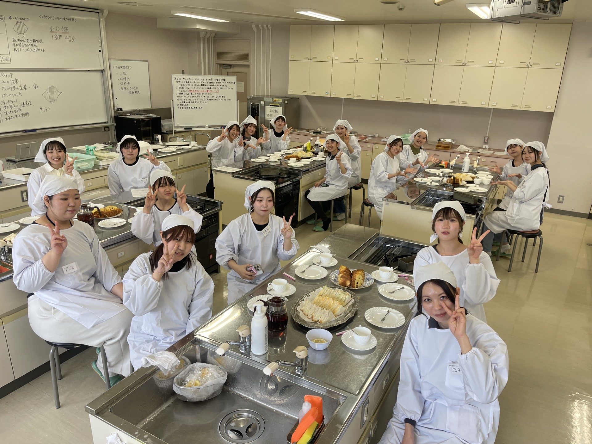 【発達教育学部】調理実習1回目はサンドウィッチとパウンドケーキを作りました。のサムネイル