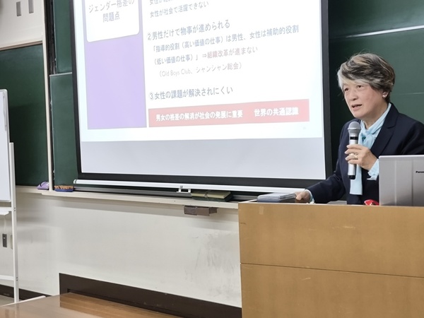 法学部　竹安栄子学長が「ジェンダー平等実現と女子大学の教育的意義」をテーマに講演しました。のサムネイル