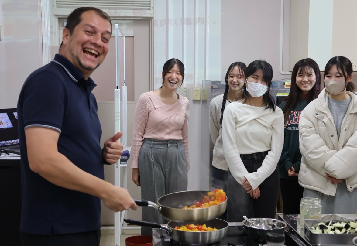 【食物栄養学科】フランス料理人 Bogdan Propeckさんによる地中海食の講演・料理実演・試食会のサムネイル