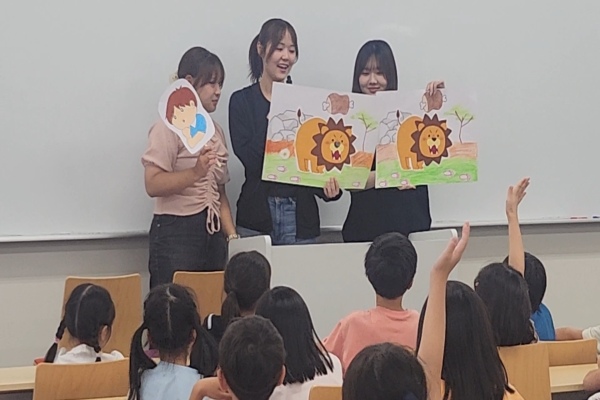 【英語文化コミュニケーション学科】小松谷学童保育所の児童に英語絵本の読み聞かせを実施しましたのサムネイル