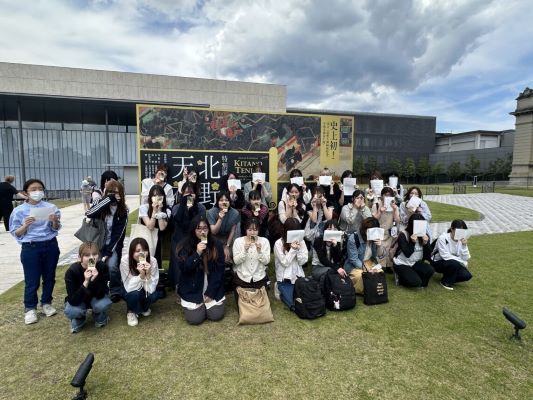 【日本語日本文学科】「基礎演習A」（小山ゼミ・中西ゼミ）の学外実地学習で、京都国立博物館を訪れましたのサムネイル