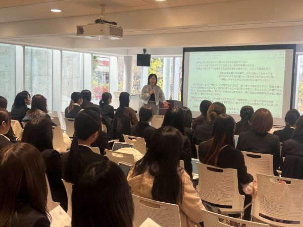 【心理共生学科】教職実践演習（養護教諭）の授業で滋賀県大津市の養護教諭の先生方と４年生がグループワークをしました！！のサムネイル