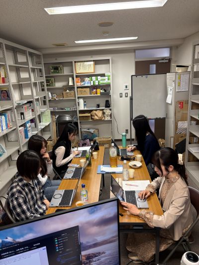 【現代社会学部】上野ゼミ：輪読会を実施しました のサムネイル