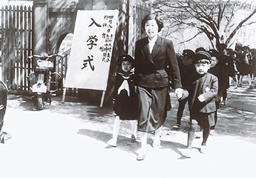 京都女子大学附属小学校の第1回入学式（昭和32年4月）
