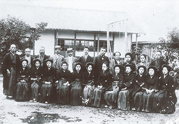 梅小路堀川西入にあった頃の文中女学校。写真は明治36年から明治43年（京都高等女学校と合併）までの間に撮影されたもの
