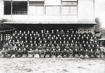 明治40年代頃の京都高等女学校の卒業記念写真