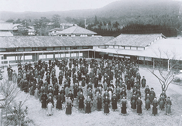 現在地に移転当時の京都高等女学校・京都裁縫女学校の全校生徒と教員（大正3年11月）