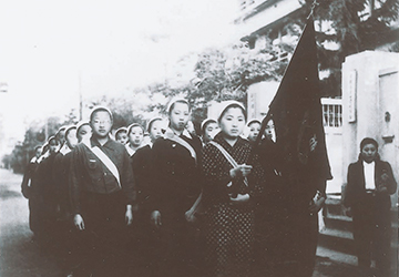 動員で三菱電機伊丹製作所に勤務するため、早朝に同所の寮を出発する京都高等女学校生徒（昭和19年9月）