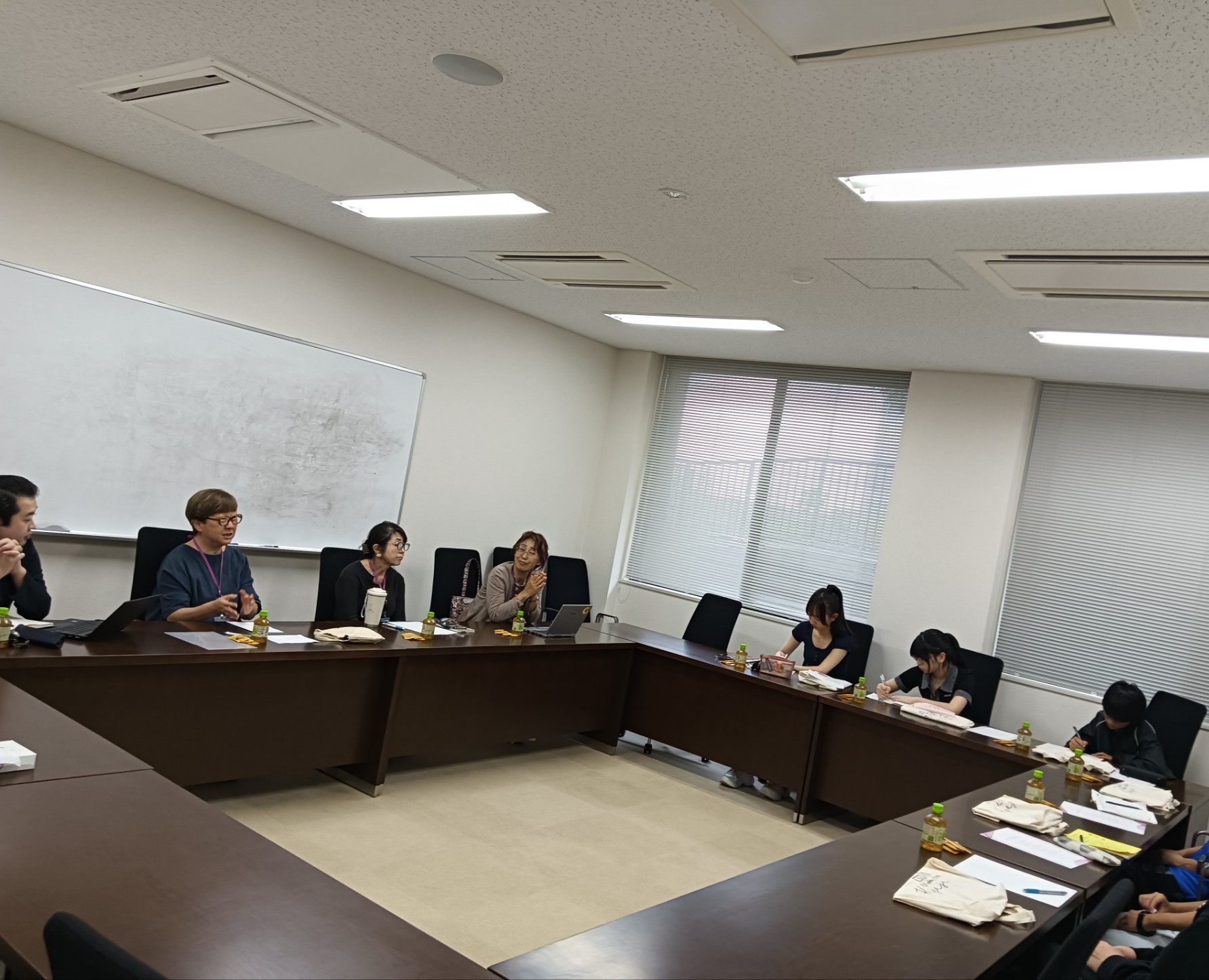 【ジェンダー教育研究所】平塚市立浜岳中学校の生徒さんたちが、ジェンダー平等に関する調査学習のため来訪されました。 のサムネイル