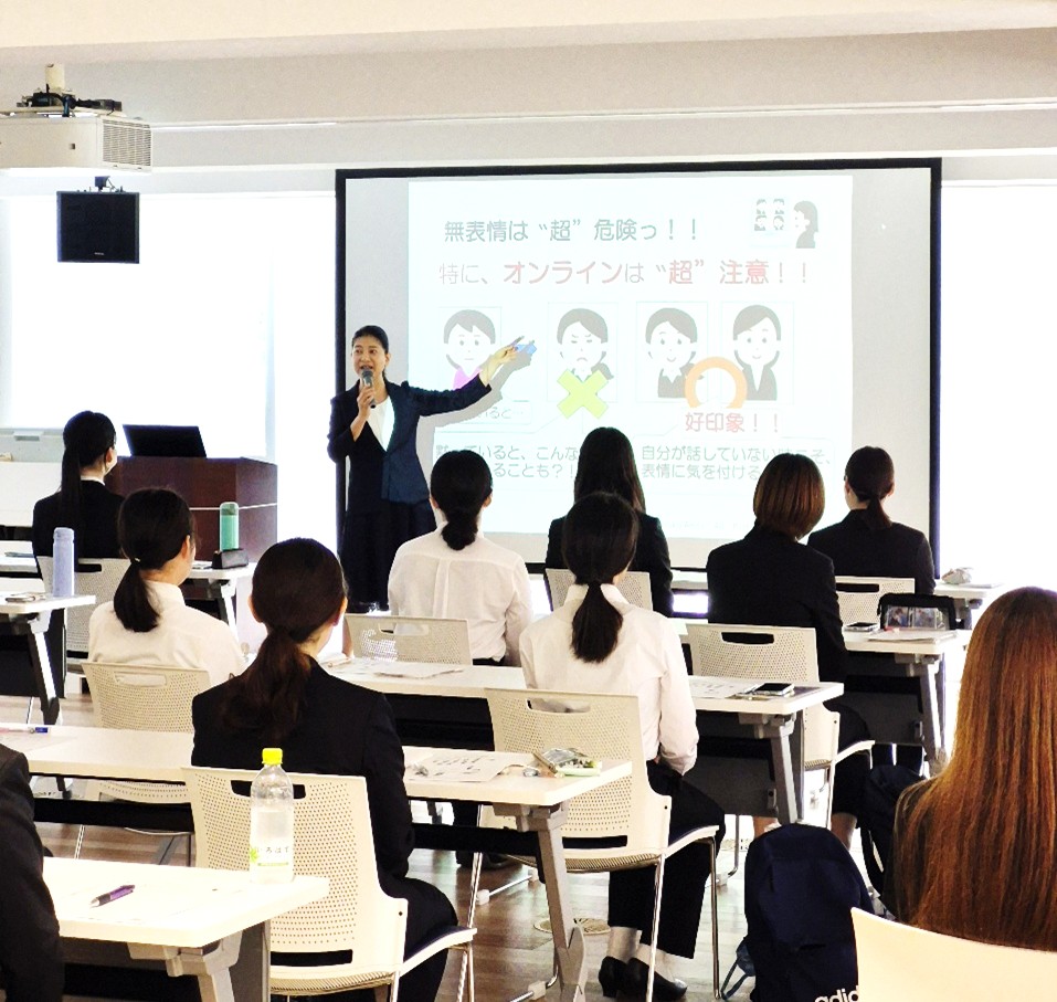 【進路・就職課】＜レポート＞「第一印象で魅せる！京女生のための就活マナー講座」を開催しました！のサムネイル