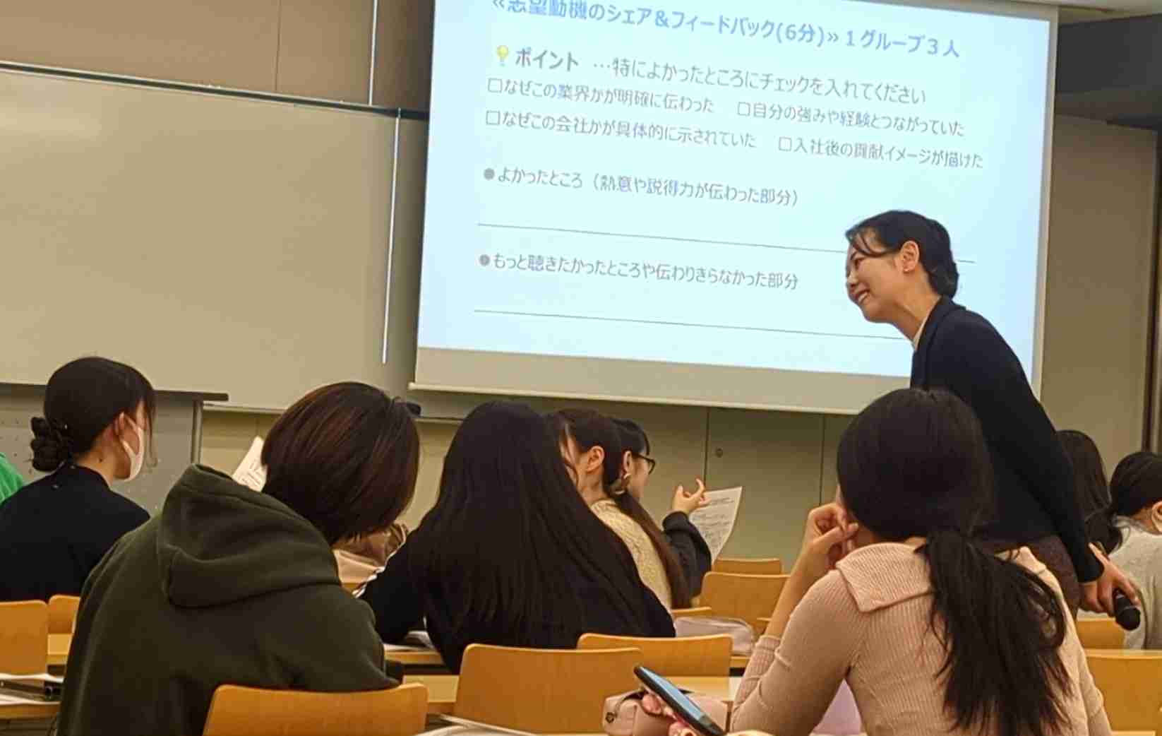 作成した内容について講師からアドバイスをもらっている様子