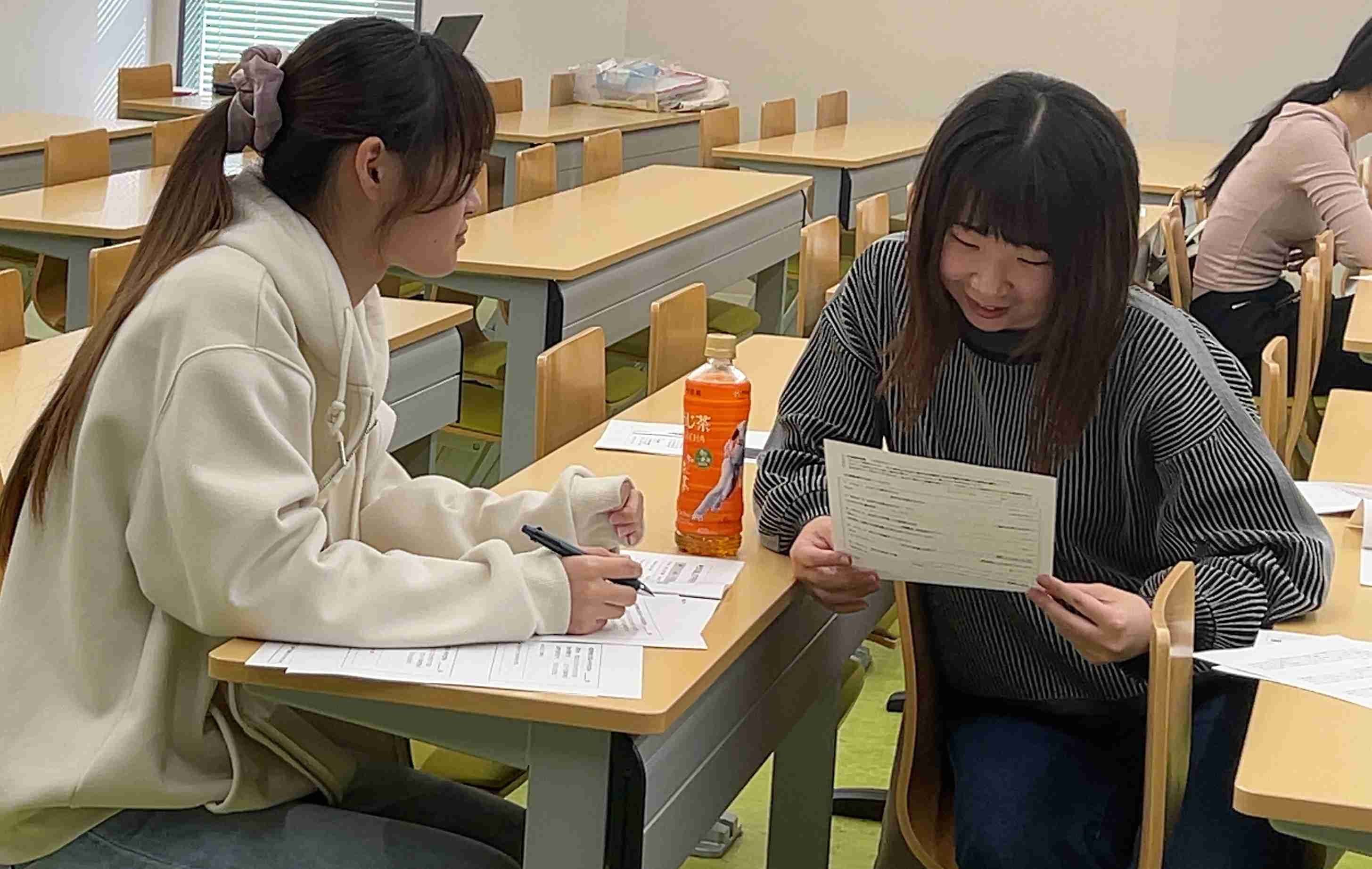 作成した内容を共有し、フィードバックしあう様子